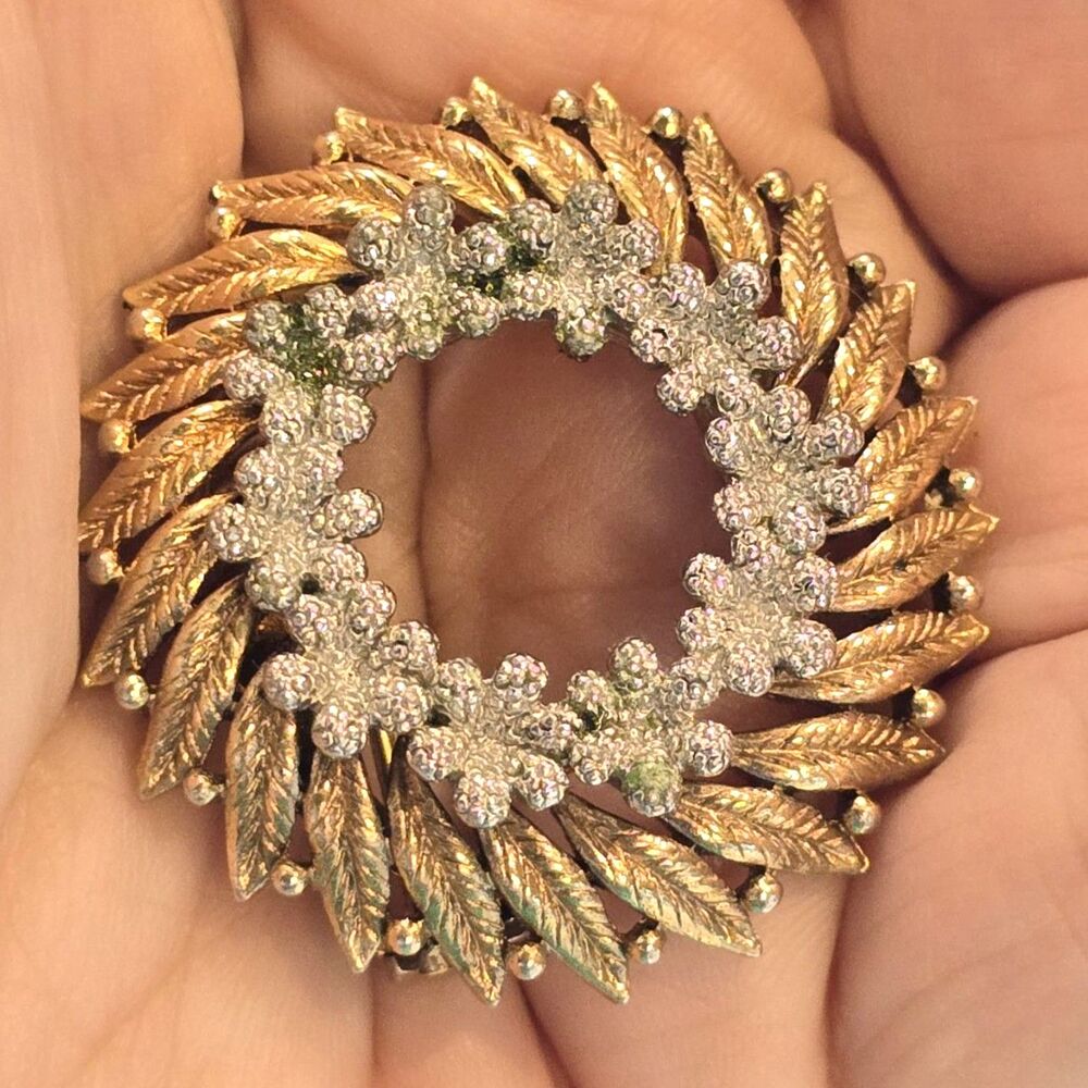 JJ Vintage Gold Tone Round Wreath Brooch Floral Leaf Sparkle Pin #1232